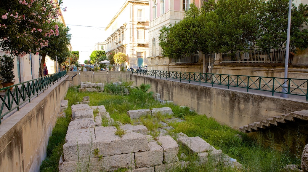 Templo de Apolo ofreciendo ruinas de edificios y elementos patrimoniales