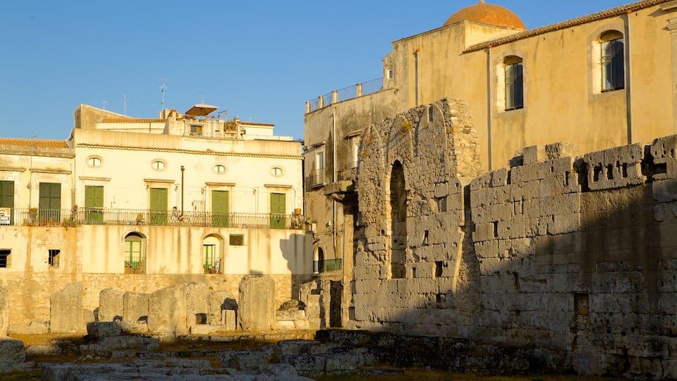 Temple d\'Apollon montrant bĂątiments en ruines et patrimoine historique