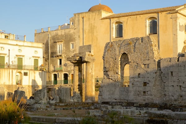 Apollontempel mit einem Gebäuderuinen und Geschichtliches