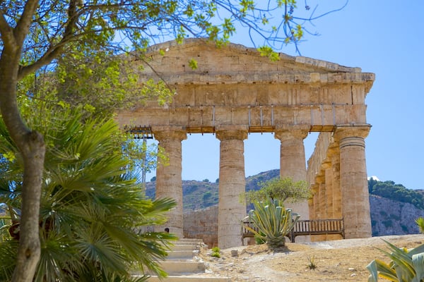 Temple grec de Ségeste montrant bâtiments en ruines, patrimoine architectural et patrimoine historique