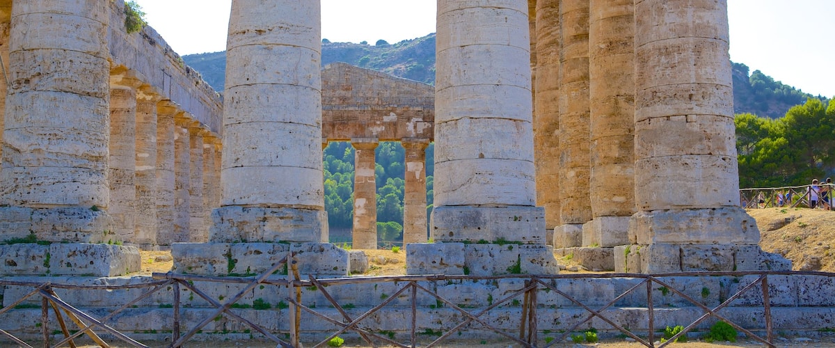 Temple grec de Ségeste mettant en vedette patrimoine historique, patrimoine architectural et bùtiments en ruines