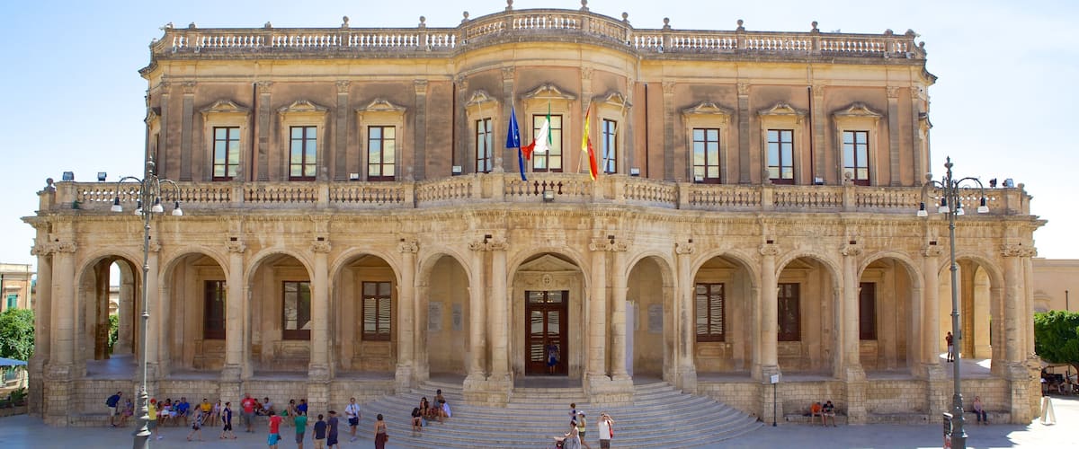 Palais Ducezio qui includes scĂšnes de rue, bĂątiment public et patrimoine historique