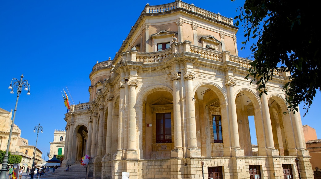 Palais Ducezio mettant en vedette patrimoine architectural, scènes de rue et patrimoine historique