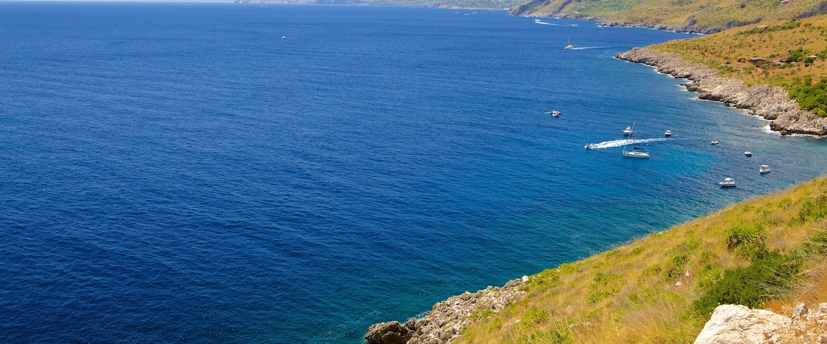 Playa Zingaro que incluye vistas de paisajes, costa escarpada y vistas generales de la costa