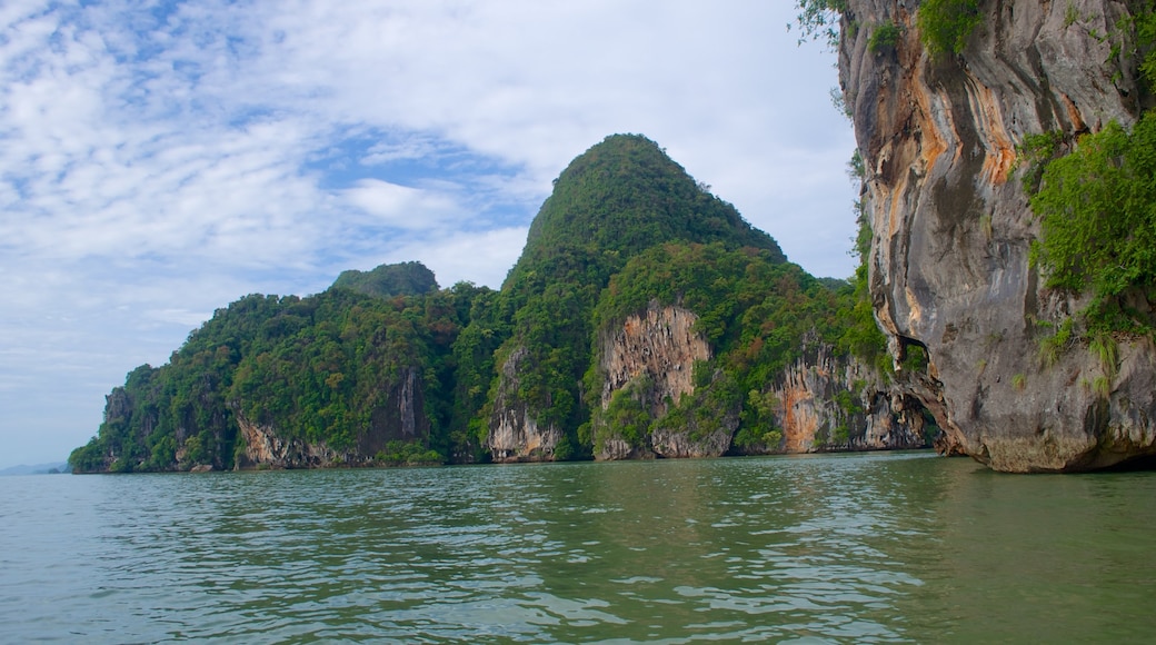 พังงา เนื้อเรื่องที่ ภูเขา, ชายฝั่งขรุขระ และ ทิวทัศน์ของเกาะ