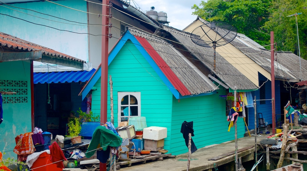 Phang Nga mostrando una pequeña ciudad o pueblo y una casa