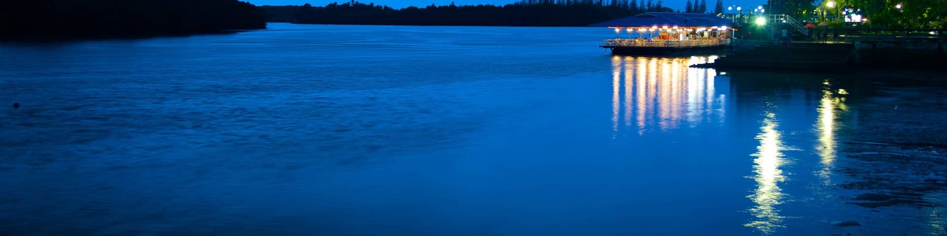 Krabi Town montrant scĂšnes de nuit et riviĂšre ou ruisseau