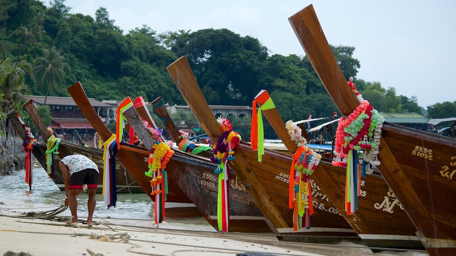 Ao Ton Sai-strand toont varen, religieuze aspecten en een baai of haven