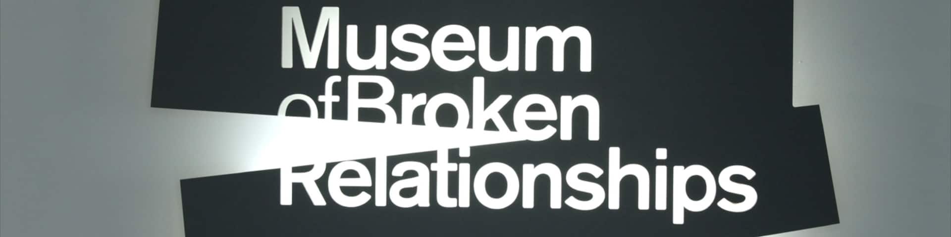 Museum der zerbrochenen Beziehungen welches beinhaltet Beschilderung