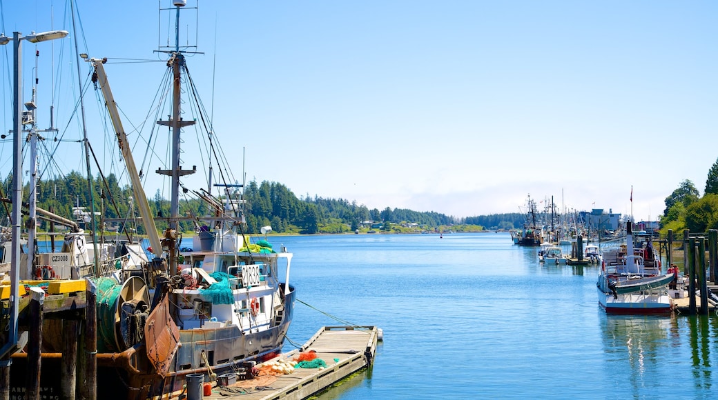 Ucluelet mostrando vistas de una costa, un puerto deportivo y embarcaciones