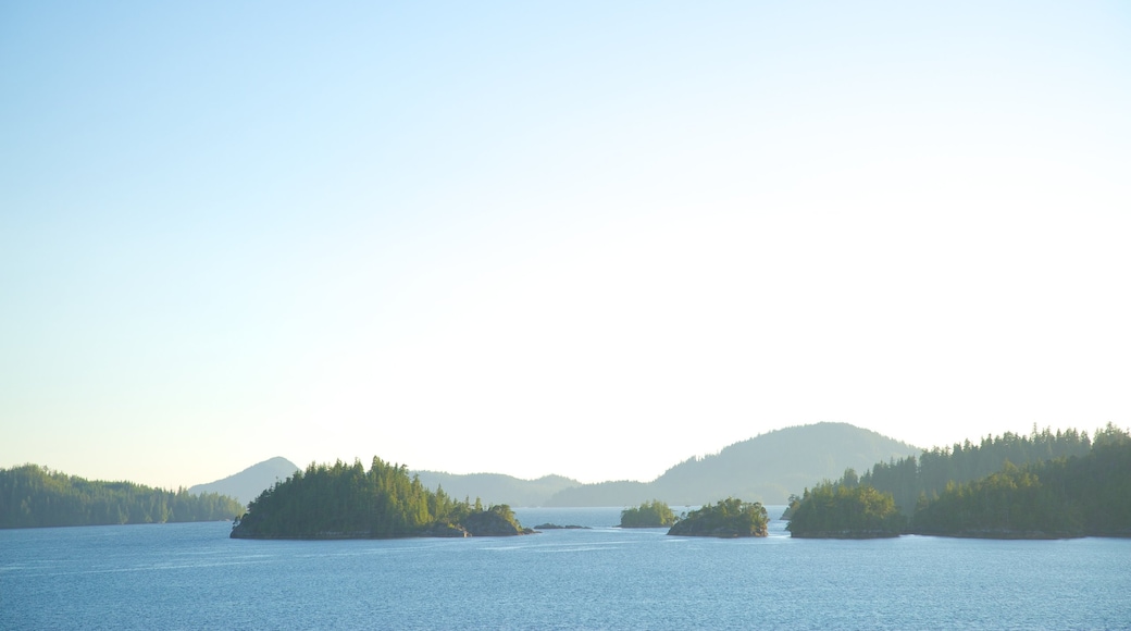 Clayquot Arm Provincial Park showing island images and a lake or waterhole