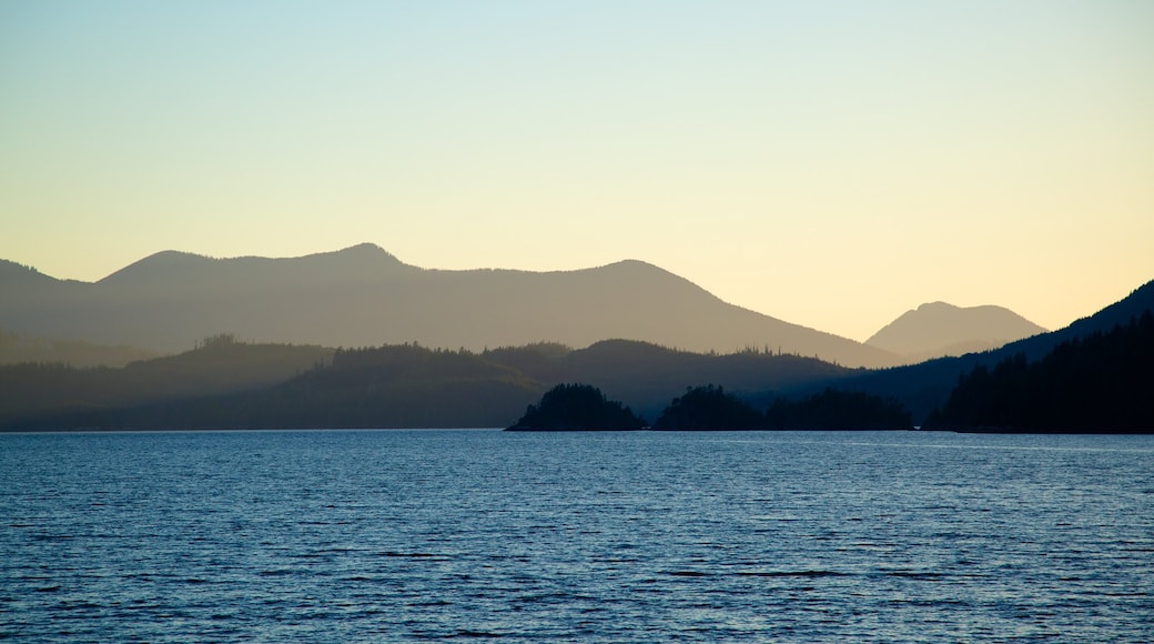 Clayquot Arm Provincial Park showing mountains and a lake or waterhole