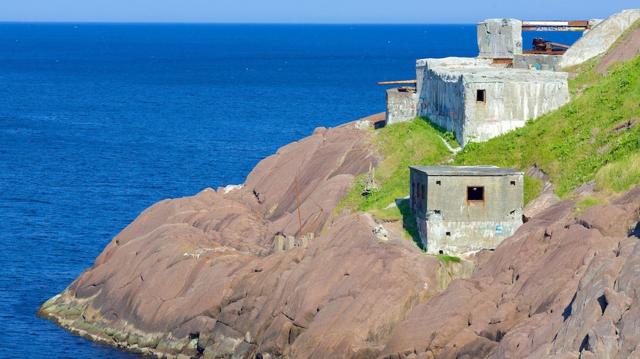 Fort Amherst som omfatter udsigt over kystområde og bygningsruiner