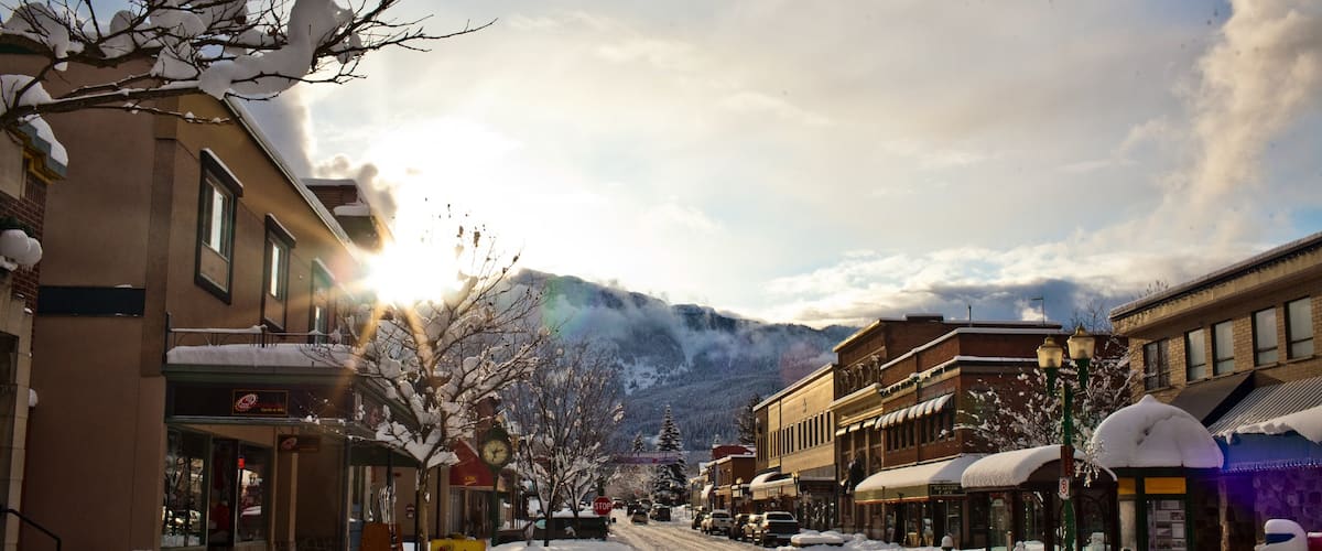 Revelstoke ofreciendo una pequeña ciudad o pueblo y nieve