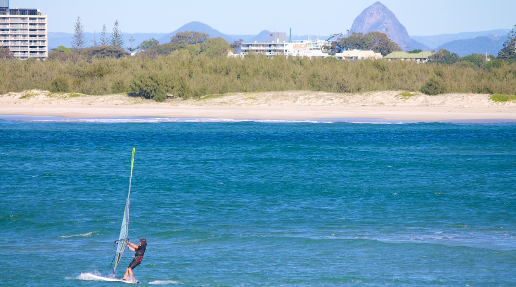 Golden Beach che include windsurf e vista della costa