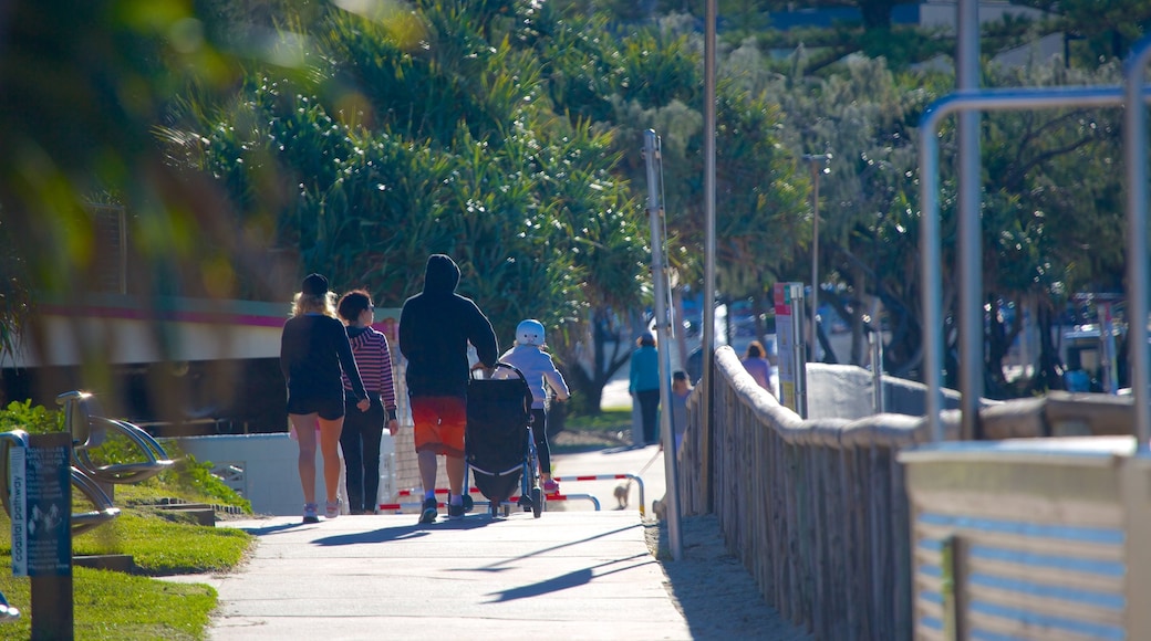 Spiaggia di Kings cosi come un piccolo gruppo di persone