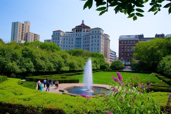 Central Park presenterar en stad, en fontÀn och en trÀdgÄrd