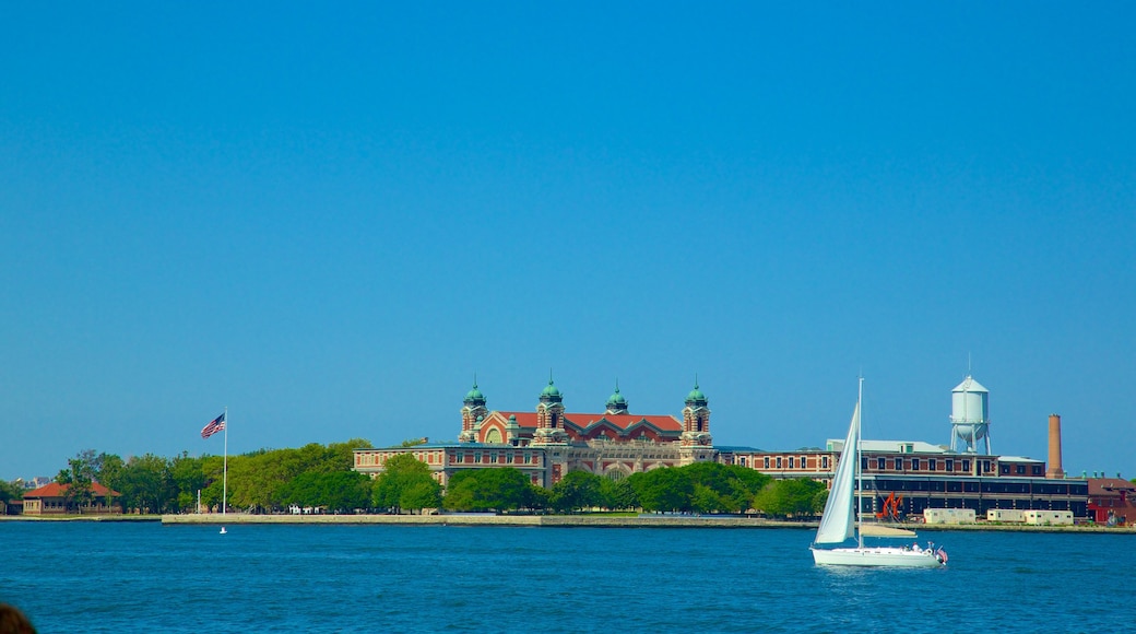 Ellis Island que incluye vistas generales de la costa y paseos en lancha