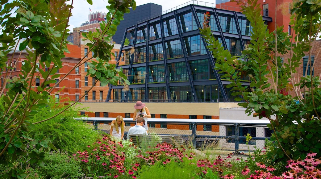 The High Line Park que inclui um jardim assim como um pequeno grupo de pessoas