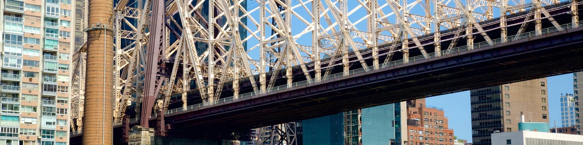 Williamsburg Bridge welches beinhaltet Brücke und Stadt