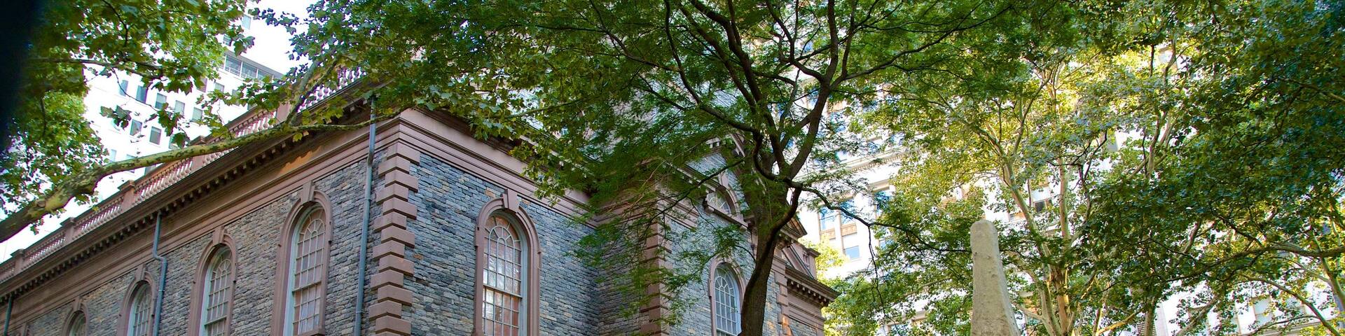 Iglesia de la Trinidad que incluye una iglesia o catedral y un cementerio