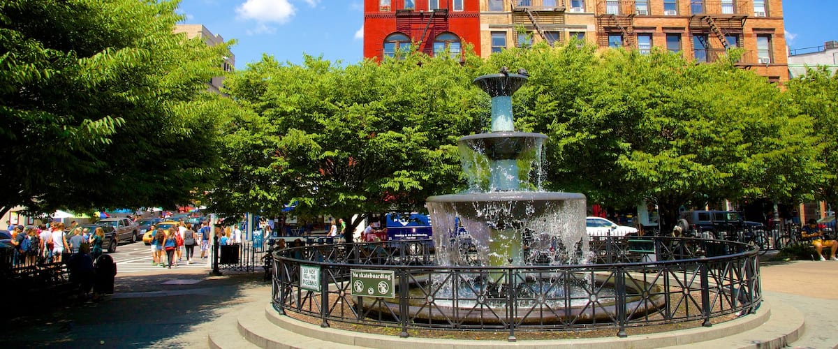 Greenwich Village showing a fountain