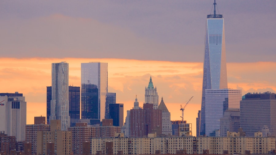 One World Trade Center inclusief een stad, een zonsondergang en skyline