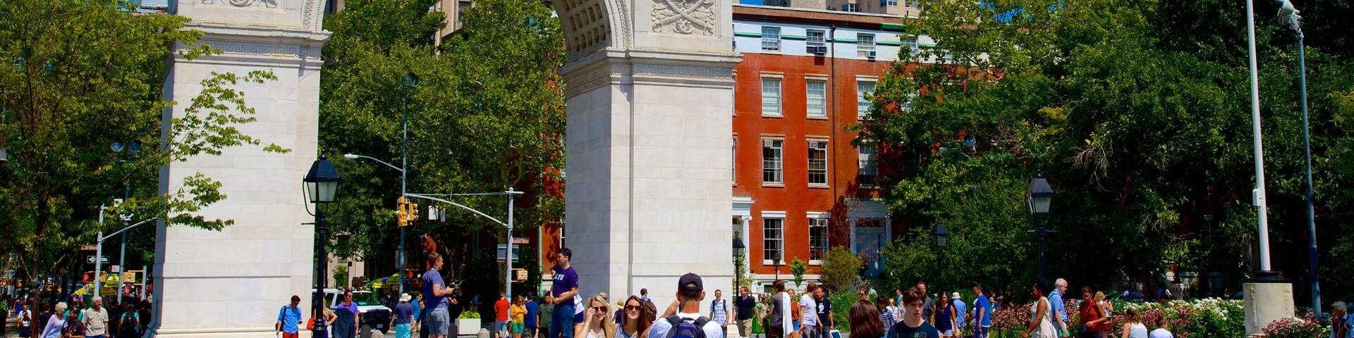Washington Square Park showing a park as well as a large group of people