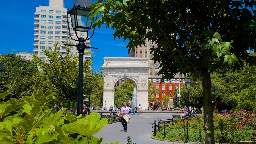Washington Square Park showing a park