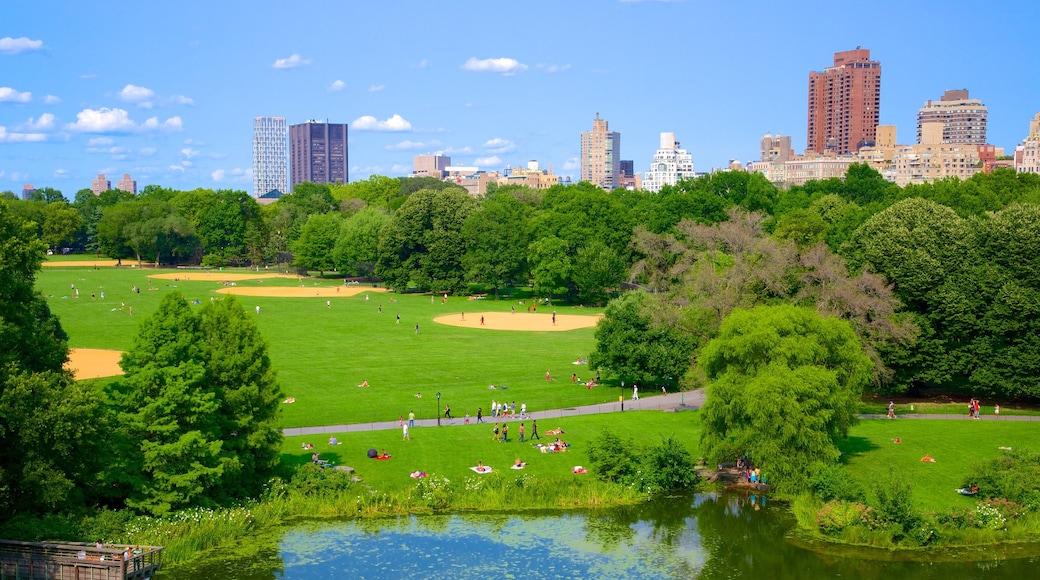 Belvedere Castle which includes a garden and a city