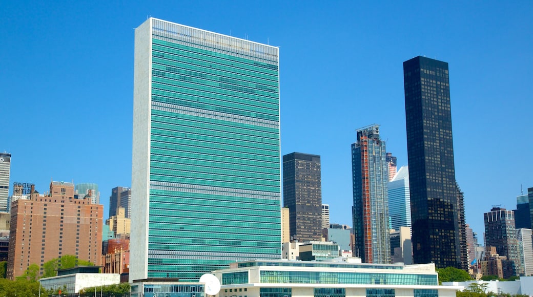 United Nations Headquarters showing a city