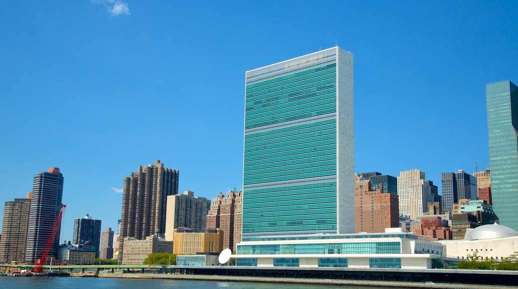 United Nations Headquarters showing a city