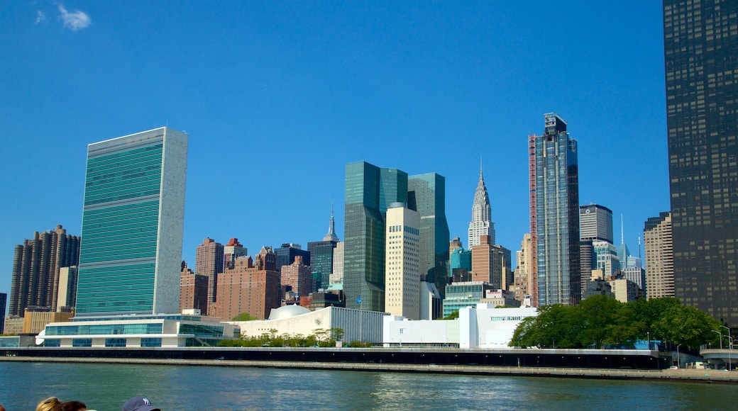 United Nations Headquarters showing a city