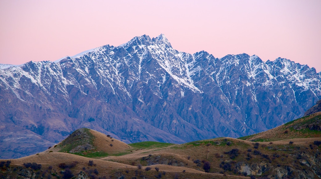 Queenstown mit einem Sonnenuntergang und Berge