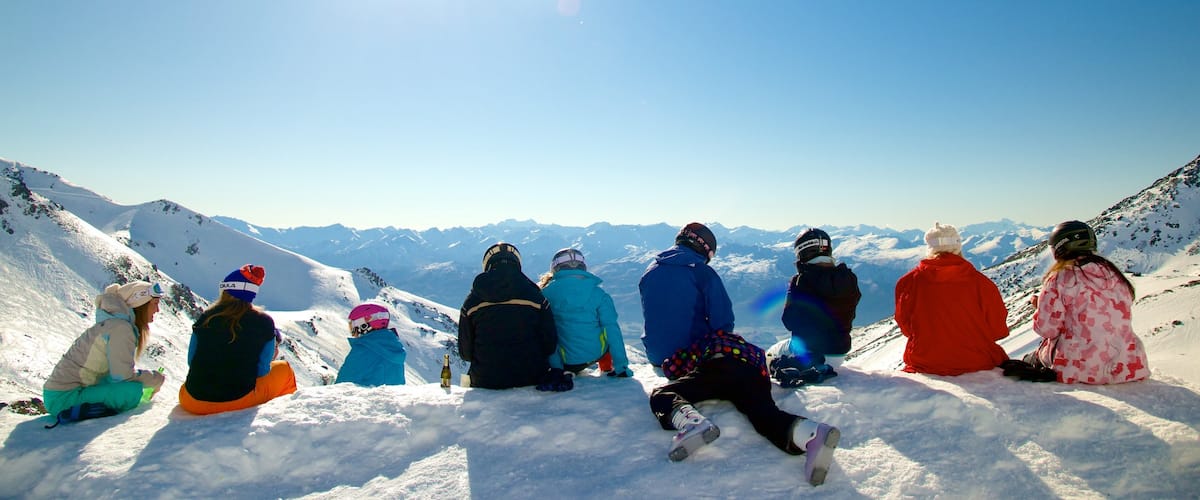 Estación de esquí The Remarkables ofreciendo nieve y también un pequeño grupo de personas