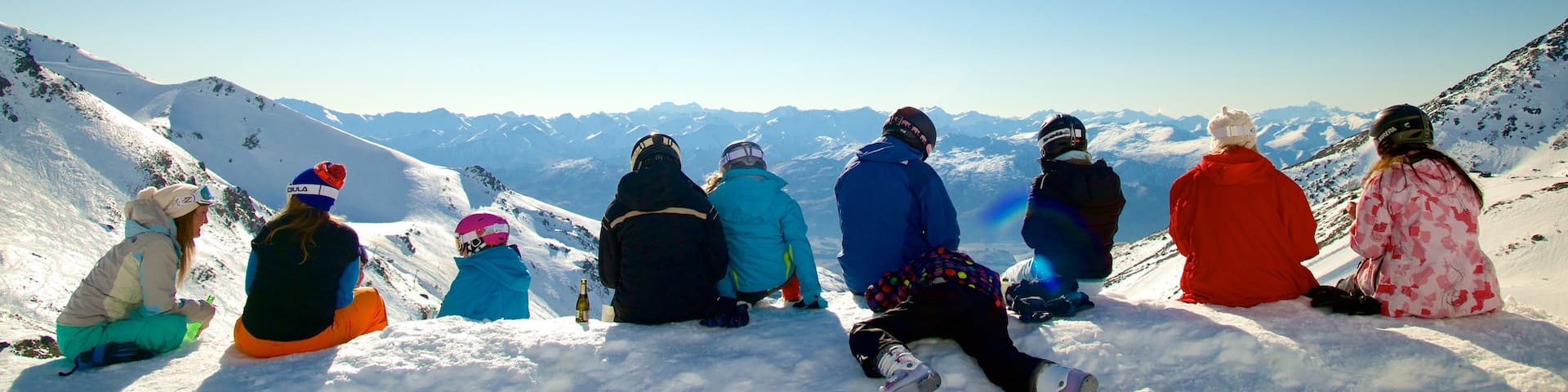 Skigebiet The Remarkables das einen Schnee sowie kleine Menschengruppe