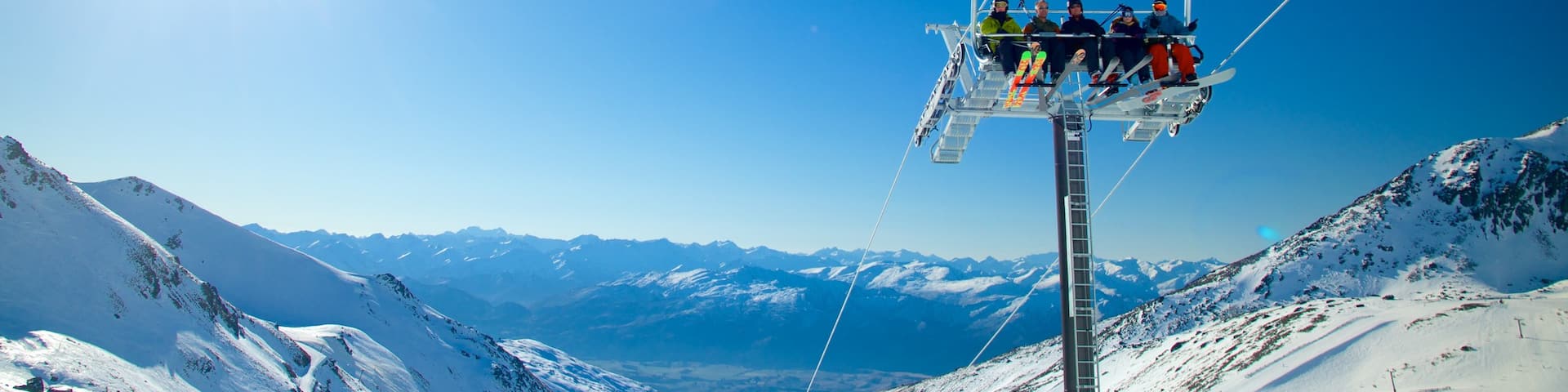 Skigebiet The Remarkables welches beinhaltet Schnee und Gondel sowie kleine Menschengruppe