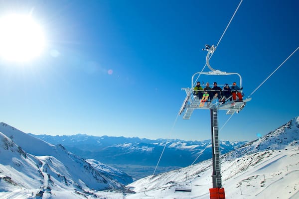 Domaine skiable The Remarkables mettant en vedette gondole et neige aussi bien que petit groupe de personnes