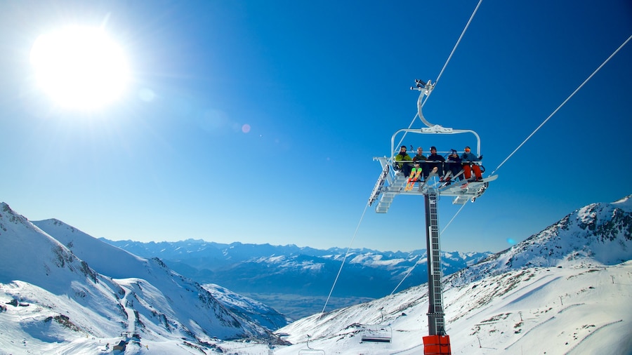 The Remarkables skidområde som visar en gondola och snö såväl som en liten grupp av människor