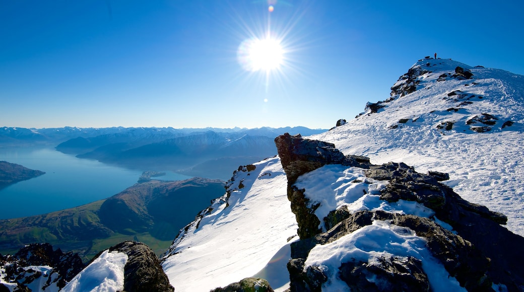 Domaine skiable The Remarkables montrant rivière ou ruisseau, montagnes et neige