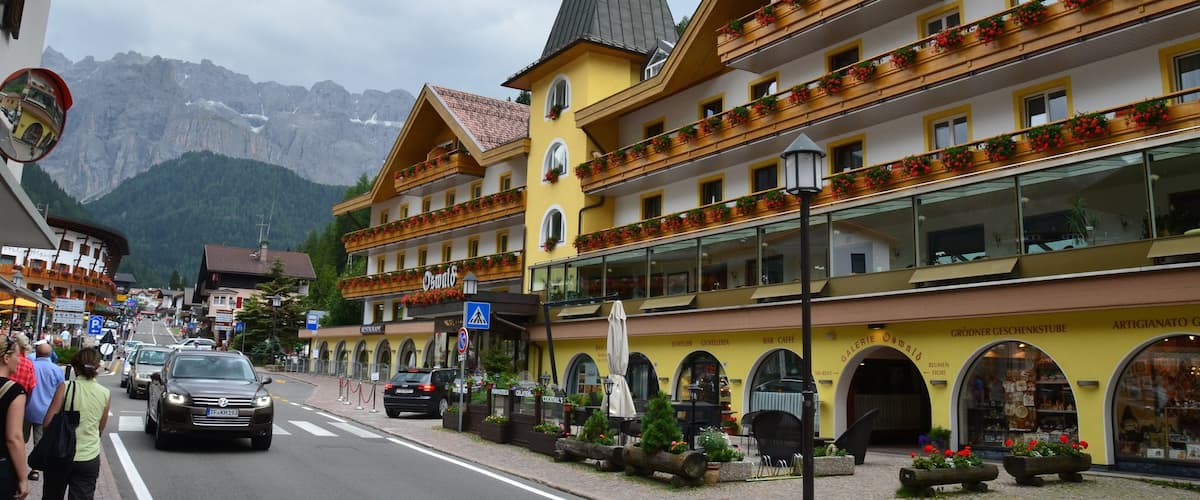 Selva di Val Gardena showing street scenes