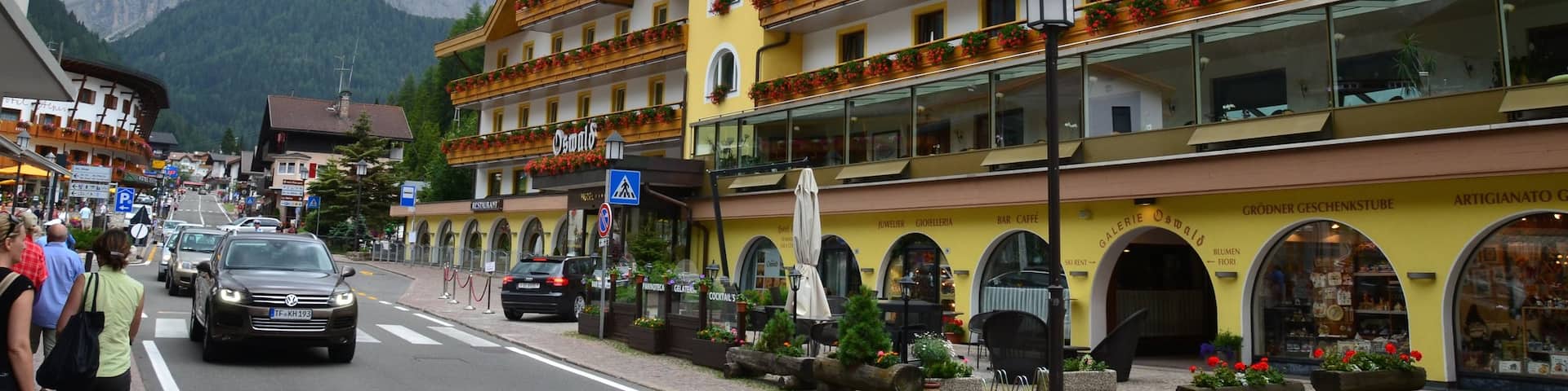 Selva di Val Gardena showing street scenes