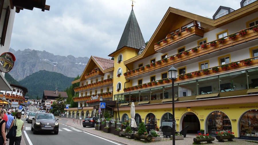 Selva di Val Gardena som omfatter gadeliv
