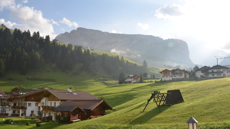Zona de esquí Ciampino-Sella que incluye una pequeña ciudad o aldea, montañas y escenas tranquilas