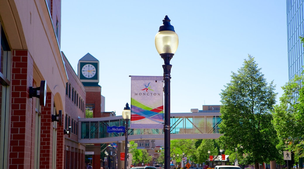 Moncton que incluye una ciudad y señalización
