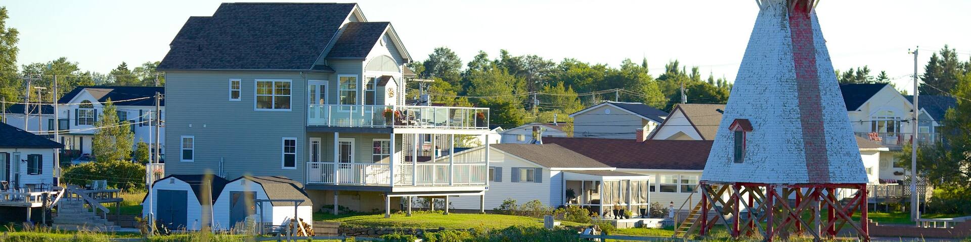 Parlee Beach Provincial Park showing a lighthouse and a house