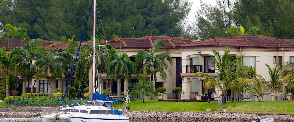 Richards Bay mostrando una bahía o un puerto y una casa