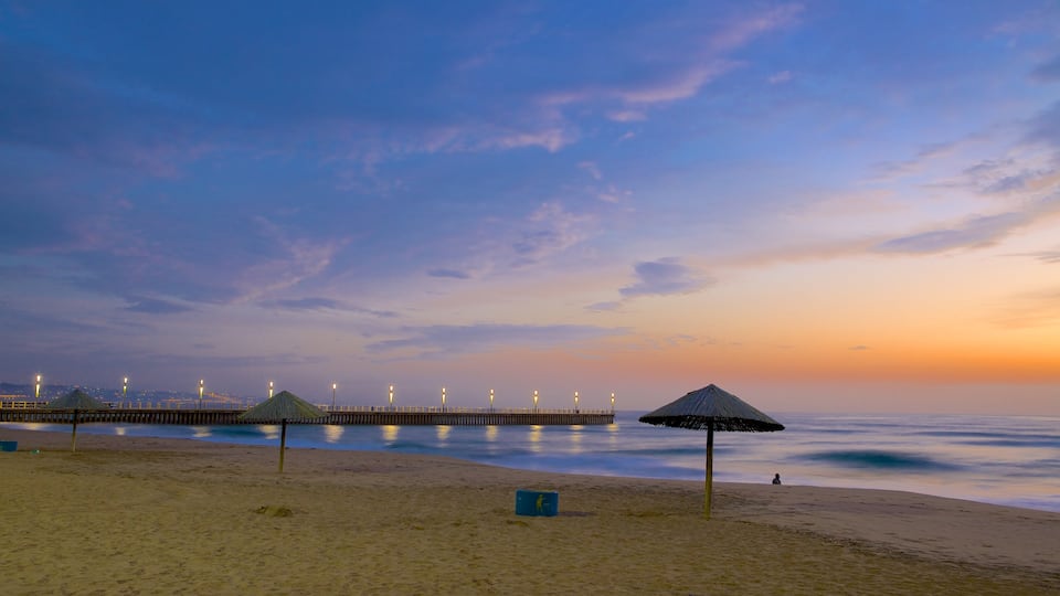 North Beach que inclui um pôr do sol e uma praia