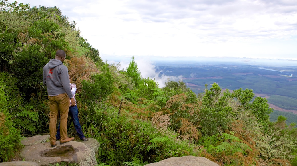 Ventana de Dios ofreciendo vistas de paisajes y también una pareja