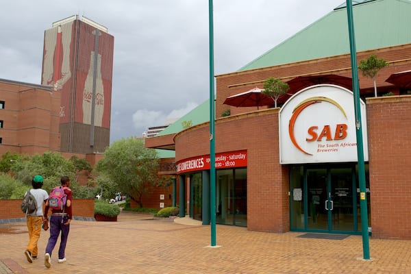 Museum Africa welches beinhaltet Beschilderung und Stadt sowie kleine Menschengruppe